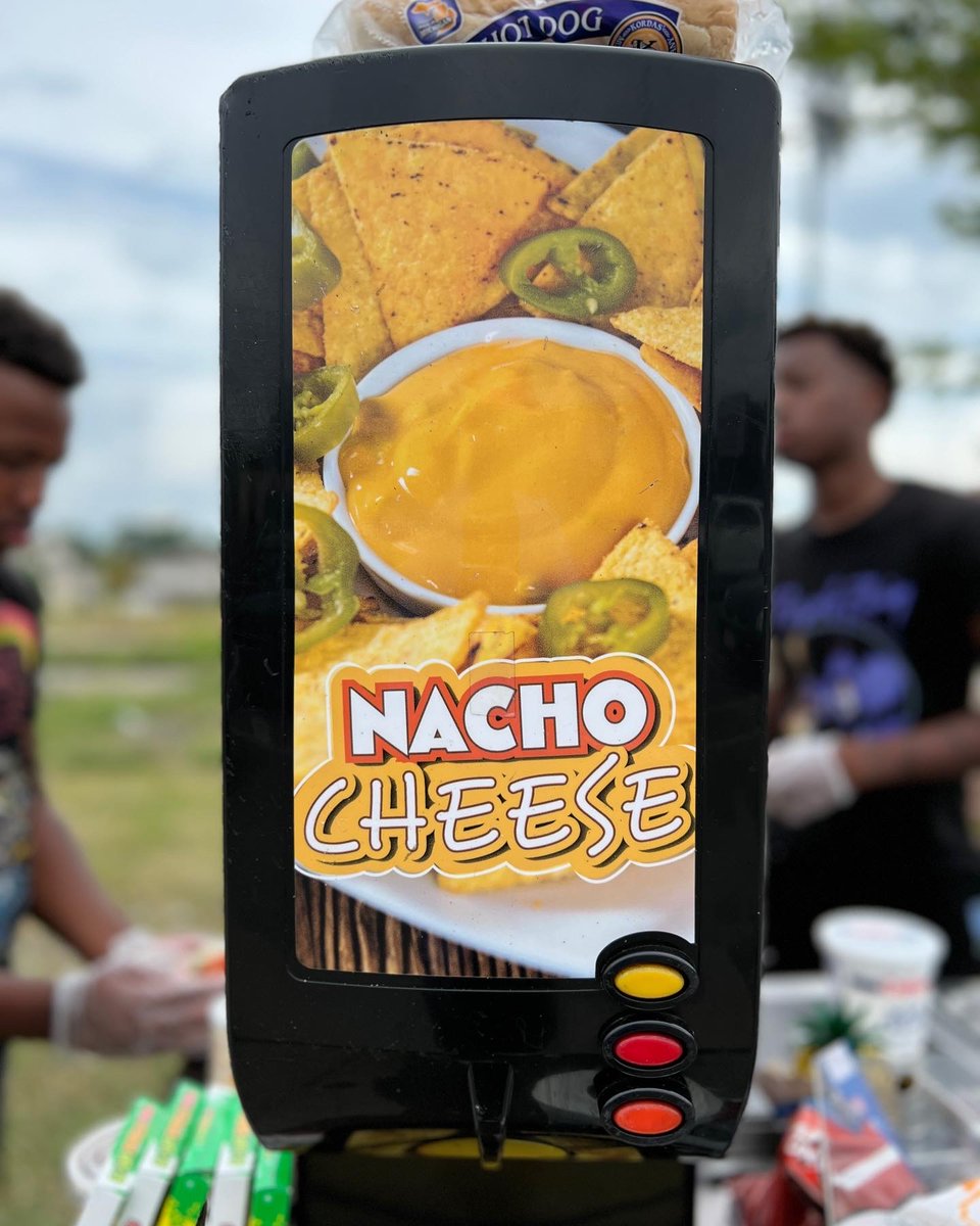 DetroitBus's tweet image. Grab the most banger nachos, dogs, and way more at Love Grab and Go at Jefferson and Harding across from Rose’s Fine Food. It’s a family cart ran by Love.

Love is out here with  her two sons Christopher and Jay from 10AM ‘til 10PM 7 days a week. You can’t lose here 🍴