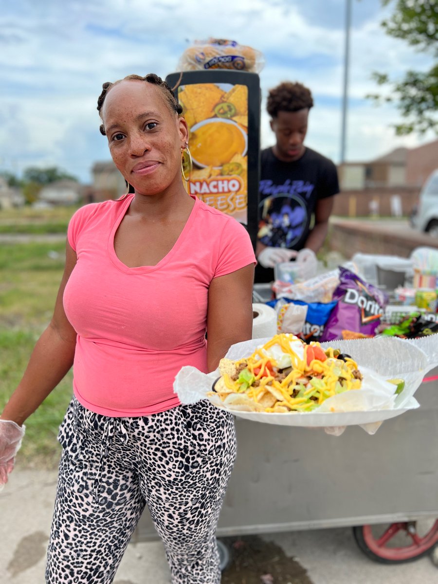 DetroitBus's tweet image. Grab the most banger nachos, dogs, and way more at Love Grab and Go at Jefferson and Harding across from Rose’s Fine Food. It’s a family cart ran by Love.

Love is out here with  her two sons Christopher and Jay from 10AM ‘til 10PM 7 days a week. You can’t lose here 🍴