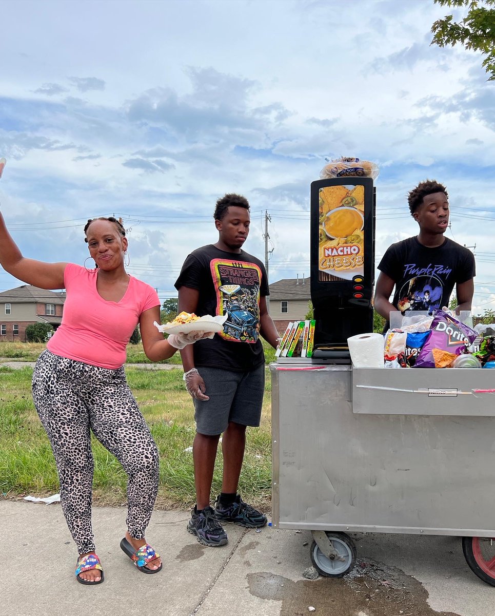 DetroitBus's tweet image. Grab the most banger nachos, dogs, and way more at Love Grab and Go at Jefferson and Harding across from Rose’s Fine Food. It’s a family cart ran by Love.

Love is out here with  her two sons Christopher and Jay from 10AM ‘til 10PM 7 days a week. You can’t lose here 🍴