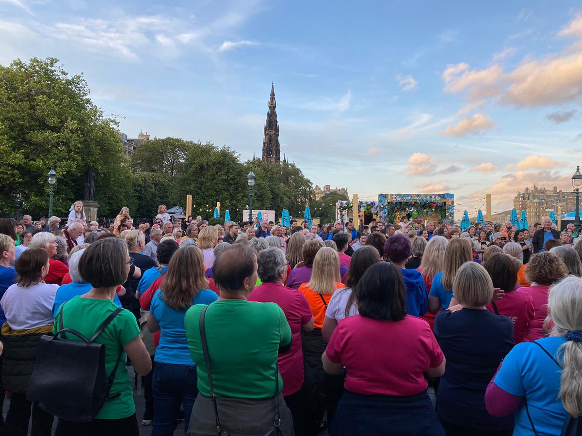 Love a Festival busk 300+ singers. Join our choir hello@singinthecity.com