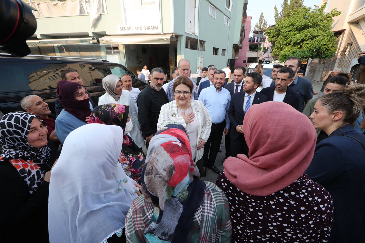 deryayanikashb's tweet photo. Esnaf hemşehrimizle sohbet ederken söylediğim gibi elbette milletimizin sorunlarına asla kulak tıkamayız. Kaldı ki sığınmacı politikalarımızın temeli, güvenle ve huzurla gönüllü geri dönüştür. 

Türkiye kim olduğuna bakmadan tüm mazlumlara destek olmaya devam edecektir. https://t.co/ugfjpcPL6Y