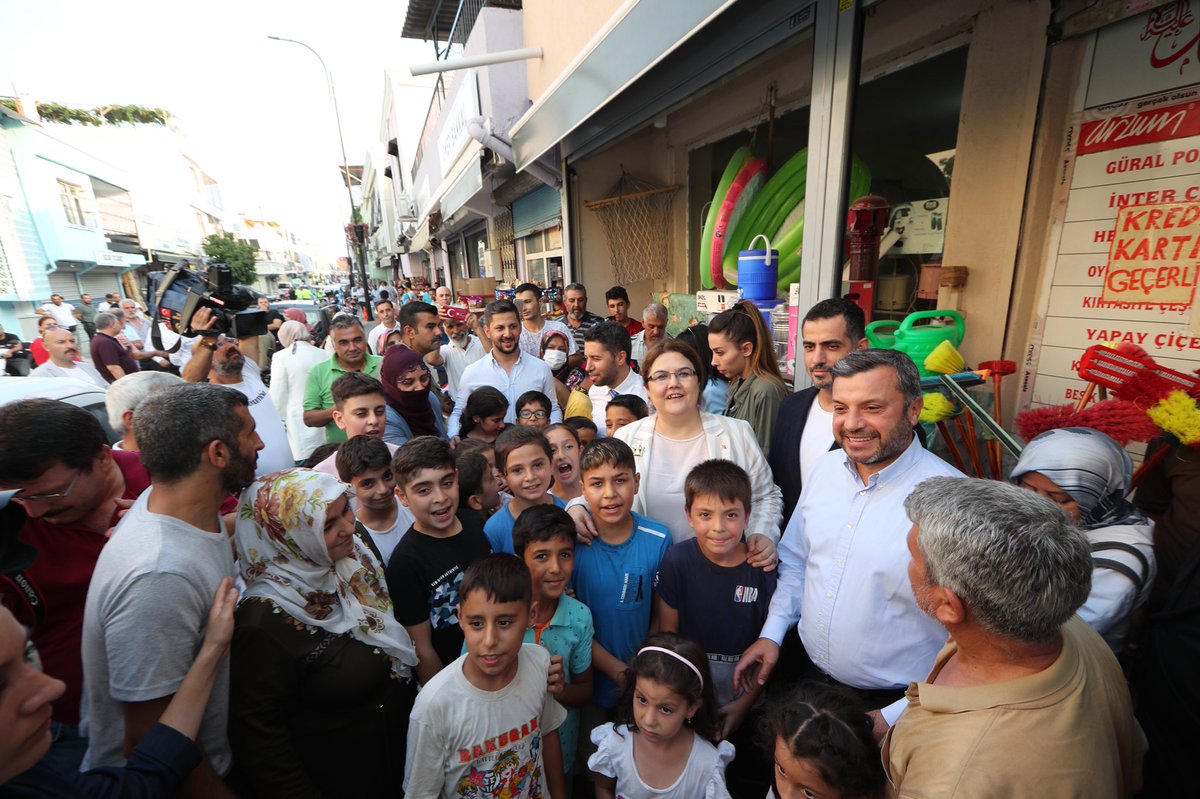 deryayanikashb's tweet photo. Esnaf hemşehrimizle sohbet ederken söylediğim gibi elbette milletimizin sorunlarına asla kulak tıkamayız. Kaldı ki sığınmacı politikalarımızın temeli, güvenle ve huzurla gönüllü geri dönüştür. 

Türkiye kim olduğuna bakmadan tüm mazlumlara destek olmaya devam edecektir. https://t.co/ugfjpcPL6Y