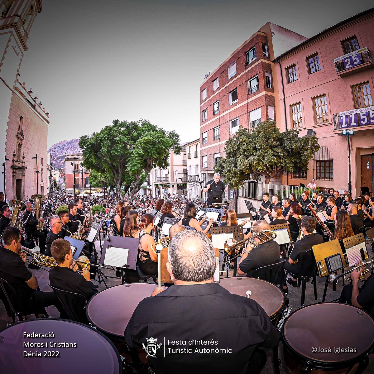 FEMMICC_Denia's tweet photo. 07.08.2022 Concert de Música Festera i conmemoració dels 40 anys de Festa a Dénia.
#ProgramaOficial2022 #femmiccdenia #Dénia
#déniaturismo #fiestadeinteresturisticoautonomico
#undef #fiestasdenia #morosicristians #micdenia2022 https://t.co/G1tkYmBhgL