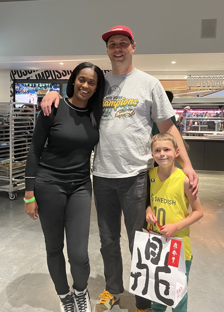 mattheuer's tweet photo. Great seeing you @SwinCash!!! #StormFam #WNBAFam https://t.co/mttgTCHMhp