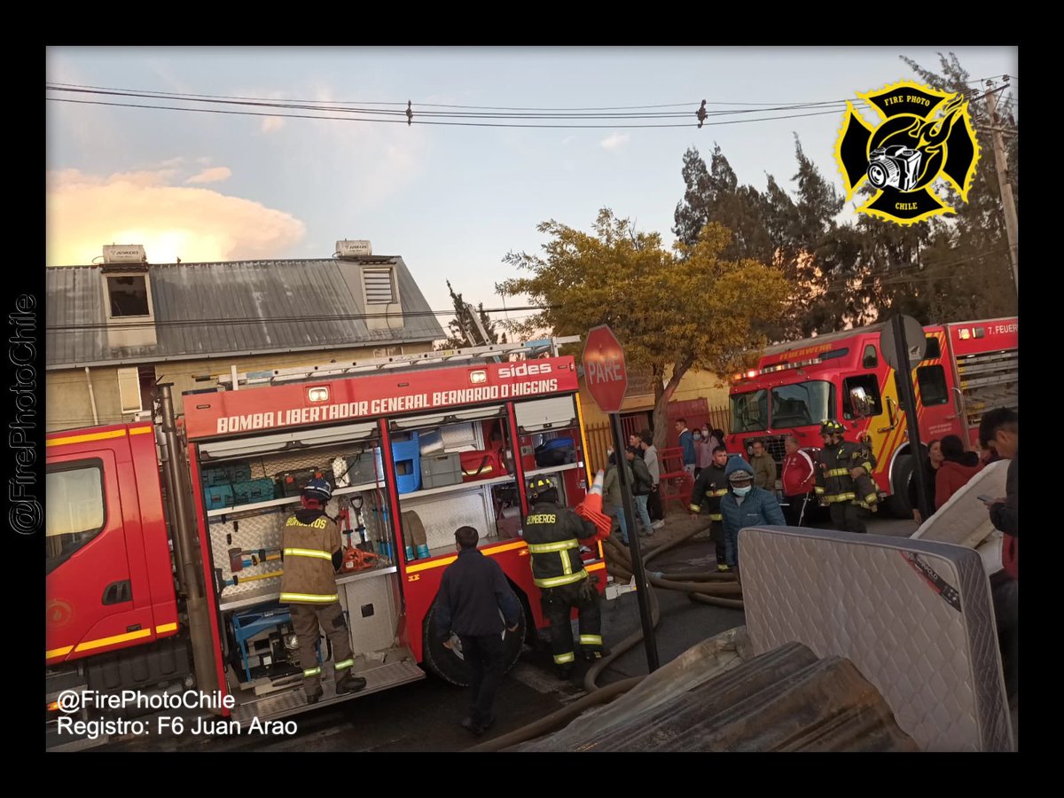 FirePhotoChile's tweet photo. @FirePhotoChile
@Central_CBMS 
10-0 Segundo Batallón de Incendio Fuego en casa habitación. 
Calle Don Miguel Angel / Calle Santa Cecilia. 
Comuna: Lo Espejo. 
F6
@BomberosdeChile @biobio @abcemergencias https://t.co/UsfQEn47Ym