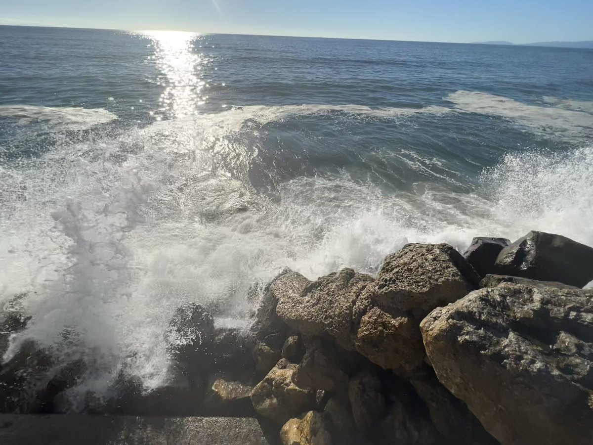 safesecs's tweet photo. Pacific ocean, you truly are the gorgeousest thing. 

Also, rabbit shaped spray ftw. 

#GetWavey #WaveAfterWave https://t.co/TbQDFfjxOM