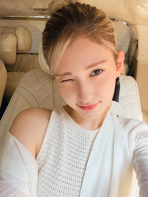 오늘만 잘 보내면 주말💓 뭉치들 모두 솜 사진 보고 화이팅이다요🤗  It's almost the weekend!! Hang in there mungchis💞 Hope this selfie<a href="/tag/jeonsomi"class="tags"><span>#jeonsomi</span></a><a href="/tag/%EC%A0%84%EC%86%8C%EB%AF%B8"class="tags"><span>#전소미</span></a><a href="/tag/theblacklabel"class="tags"><span>#theblacklabel</span></a><a href="/tag/jeonsomi_xoxo"class="tags"><span>#jeonsomi_xoxo</span></a>