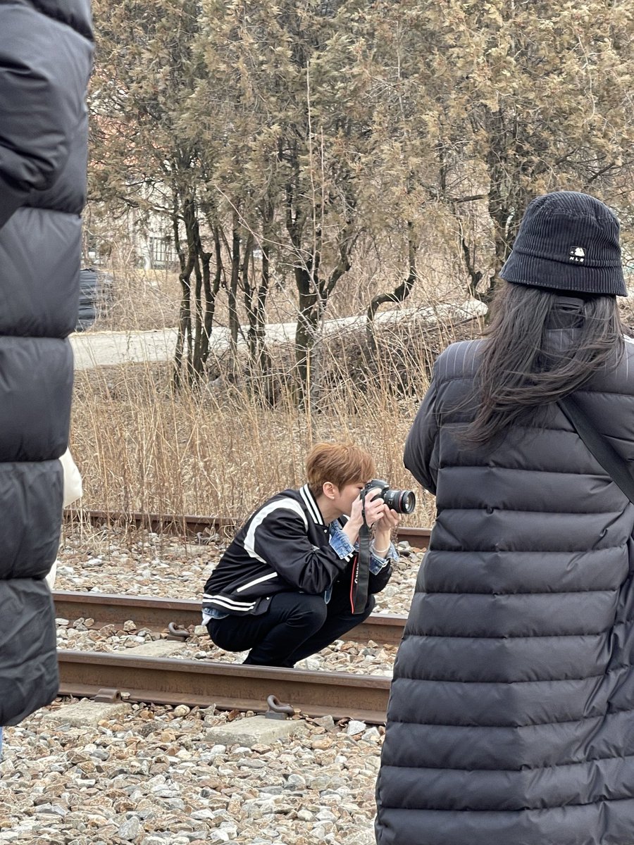 yooxkhx's tweet photo. 5살 정도 된 자기 딸이 너무 귀여워서 
저러고 삼십 분째 사진 찍는 중
종종걸음으로 달려와서 폭닥
안기는 딸래미 때문에 함박웃음 짓기

놀러갈 땐 삼각대 같은 거 가져가서
본인이랑 아내랑 딸 이렇게 셋이서
찍은 사진도 꼭 한 장씩은 찍음

나중에 딸래미 앨범 두께 장난 아닐 듯 https://t.co/VdZStEq83T