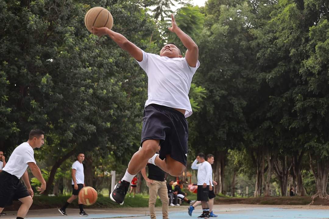 josemedranomc's tweet photo. Se realizó de manera exitosa en el Parque Solidaridad el 1er Torneo de Basquetbol para Academias de Policías de la Zona Metropolitana de Guadalajara.
Se hizo en colaboración entre OSEPPA A.C. y las Academias Deportivas del Gobierno de Jalisco.

#DeporteParaElDesarrolloYLaPaz https://t.co/OuO0MjYGY8