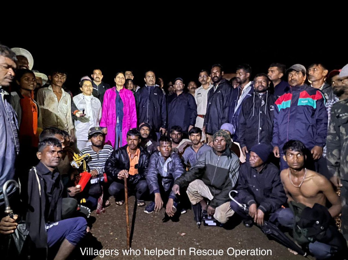pankaj_ifs's tweet photo. Total 22 persons were safely rescued from Dugarwadi Fall which were trapped due to rise in Water level after sudden downpour.

The Rescue operation ran for more than 3 hours mainly taking help of local youth. 
@MahaForest @InfoNashik @SPNashikRural @nashikpolice @moefcc https://t.co/5CBJLo2df4