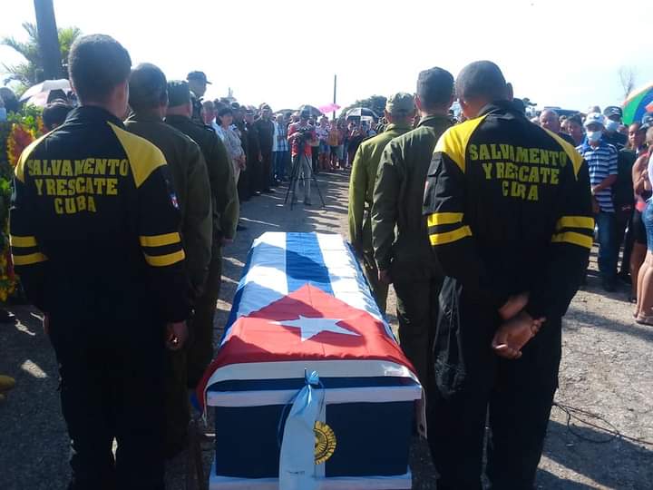 Reciban familiares y amigos de Juan Carlos Santana Garrido, del Cuerpo de Bomberos de Cienfuegos, nuestras más sentidas condolencias.
Honor a quien honor merece.
#FuerzaMatanzas 
#CubaEsMatanzas ♥️
