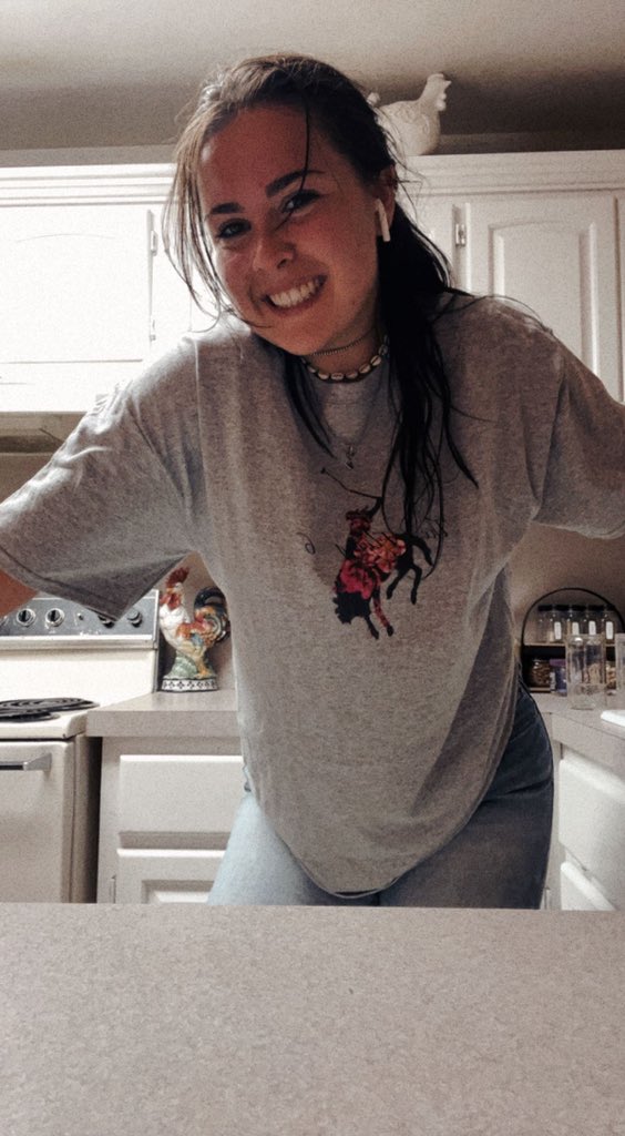 GracieBrush's tweet photo. no way i have clothes with my fucking brand on them. nobody talk to me, i’m obsessed.

(but everyone go buy one so we can be twinz)
https://t.co/MZR7SQSCBf https://t.co/WZowzbvvdw