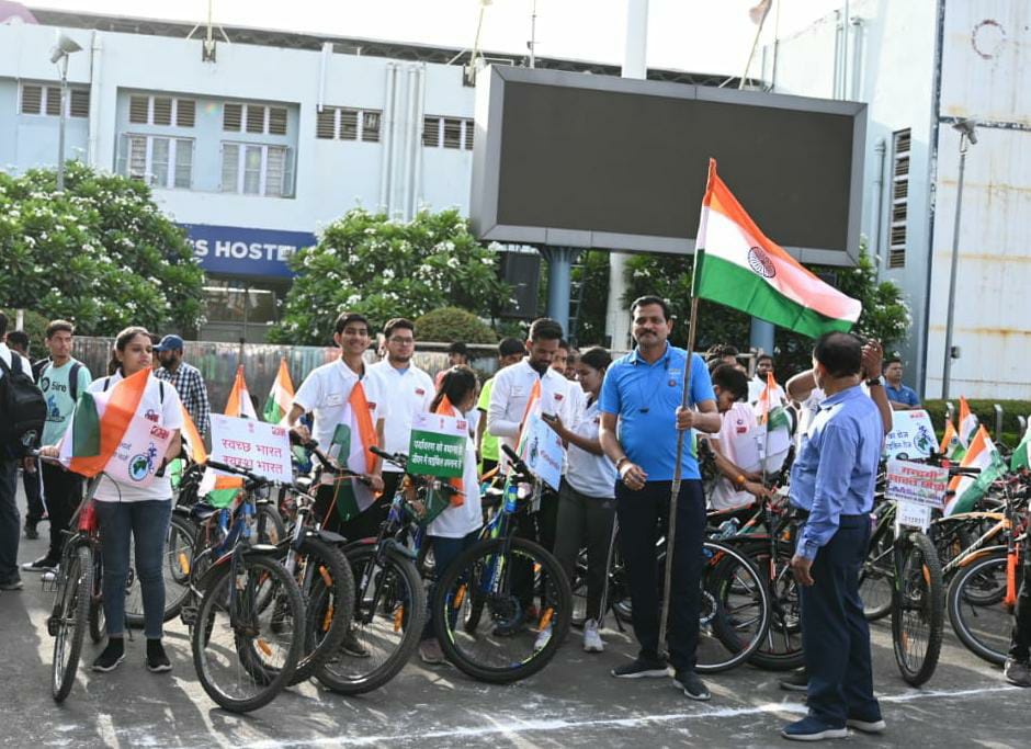 RAHULSINGHNSSMP's tweet photo. आओ सब देश प्रेम में एकजुट हो जाएं 
मिलकर अपना तिरंगा सबसे ऊँचा लहराएं |
@YASMinistry 
@NSSMYMP 
@NSSBUMP
 @NssMPOU https://t.co/PHR5hiEsZl