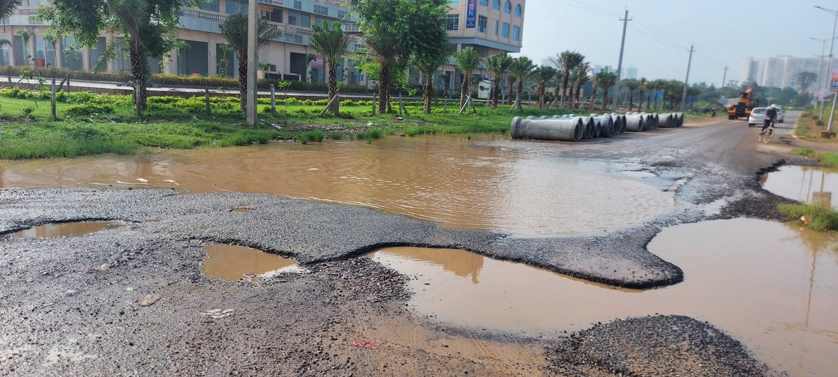 bjpsandeeptanwr's tweet photo. एक पहेली 😶‍🌫️
रोड में गड्ढे या गड्ढों में रोड 🤔

#Sector92
@DC_Gurugram
@MCManesar @cmohry
@DevelopNewGgn @dtcphry https://t.co/M1Y8jsFOH3