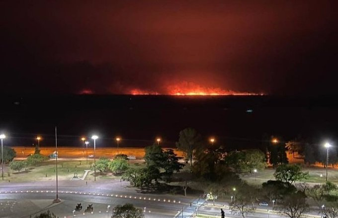 VanePaccotti's tweet photo. tremendo ver esta imagen. tremendo respirar este humo. tremendo saber que están muriendo cantidad de seres inocentes. no tengo palabras. sólo una gran angustia. y odio. mucho odio, también. https://t.co/9AqJUFj9PR