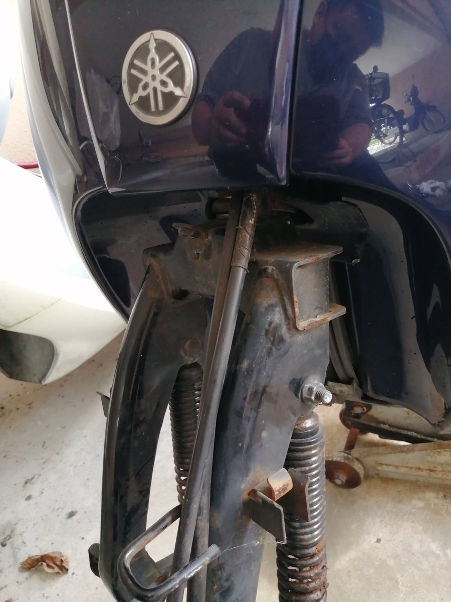 plastic_smile_'s tweet photo. 朝から原付バイクをいじってますが、暑さとの戦い。
とりあえず、ブレーキシュー交換とフロントの変形(内側へのヘコみ)の修正作業。
フロント修正は、自動車ジャッキの広がる力を利用して元に戻す原始的な方法で(笑)
上手く行きました👍
#ビーノ #ヤマハ #原付 #5au #sa10j https://t.co/h0WvDXvJq7