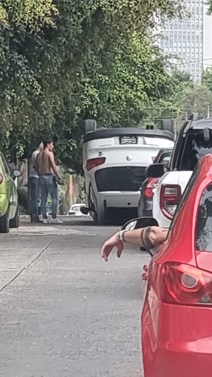 NadiaMadrigal's tweet photo. Accidente en Ottawa y Colomos en #Providencia .@Trafico_ZMG https://t.co/lb7PcWeHXw