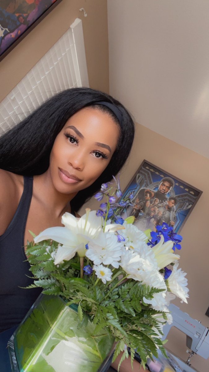 LoveQueenBee's tweet photo. 🖤💐 https://t.co/CJDS10MUO2