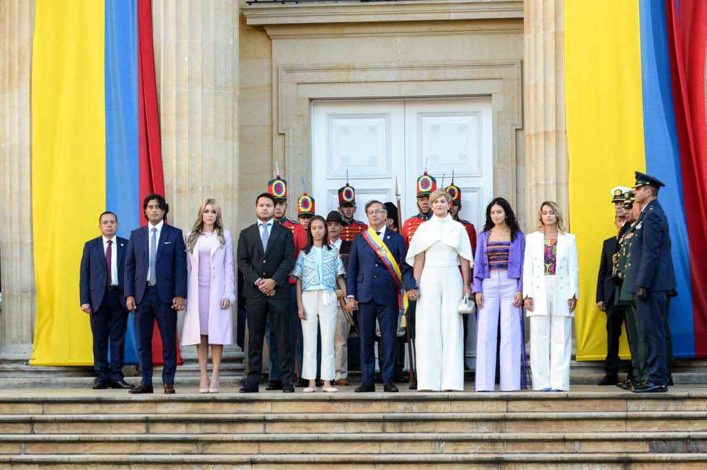 Tal como sucedió en la instalación del Congreso, la posesión del presidente Gustavo Petro estuvo llena de símbolos en el vestido, de parte de muchos de los asistentes. 🧵 Con imágenes de algunos atuendos destacados: