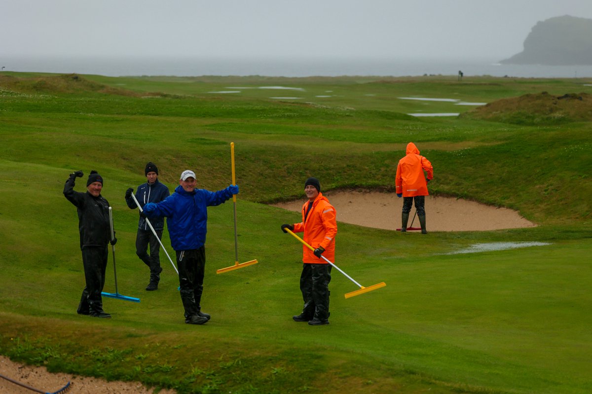 sigelvar's tweet photo. Íslandsmótið í golfi er stærsta mót ársins hjá okkur @gsigolf Golfhreyfingin er mögnuð. Hér eru sjálfboðaliðar í baráttunni við náttúruöflin á 3. og 6. flöt. Sjálfboðaliðar eru kjarninn - kærar þakkir GV og allir. Til hamingu Kristján og Perla - geggjuð bæði tvö. https://t.co/qRoEpxGBJ1