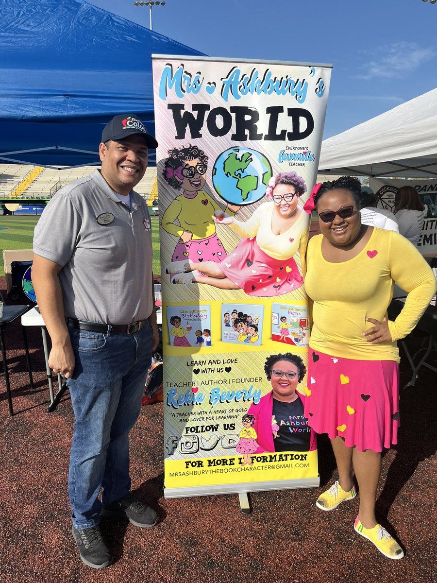 MrsAshburysWorl's tweet photo. We had an amazing time at the #PayIt4Ward #backtoschool #backpack #giveaway. We took a lot of #pictures and enjoyed seeing the #smiles on so many faces! #keeplearningandloving  friends ❤️. https://t.co/6f041m7pGI