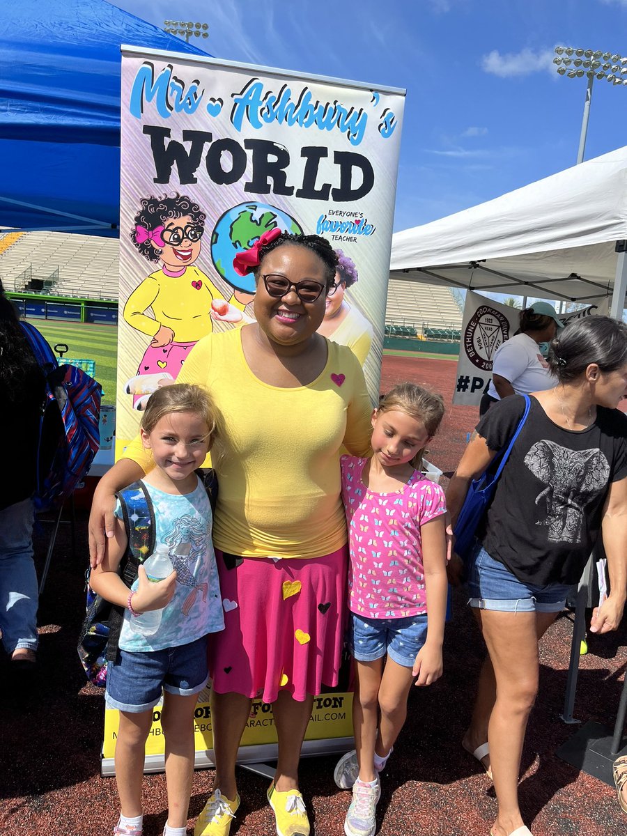 MrsAshburysWorl's tweet photo. We had an amazing time at the #PayIt4Ward #backtoschool #backpack #giveaway. We took a lot of #pictures and enjoyed seeing the #smiles on so many faces! #keeplearningandloving  friends ❤️. https://t.co/6f041m7pGI