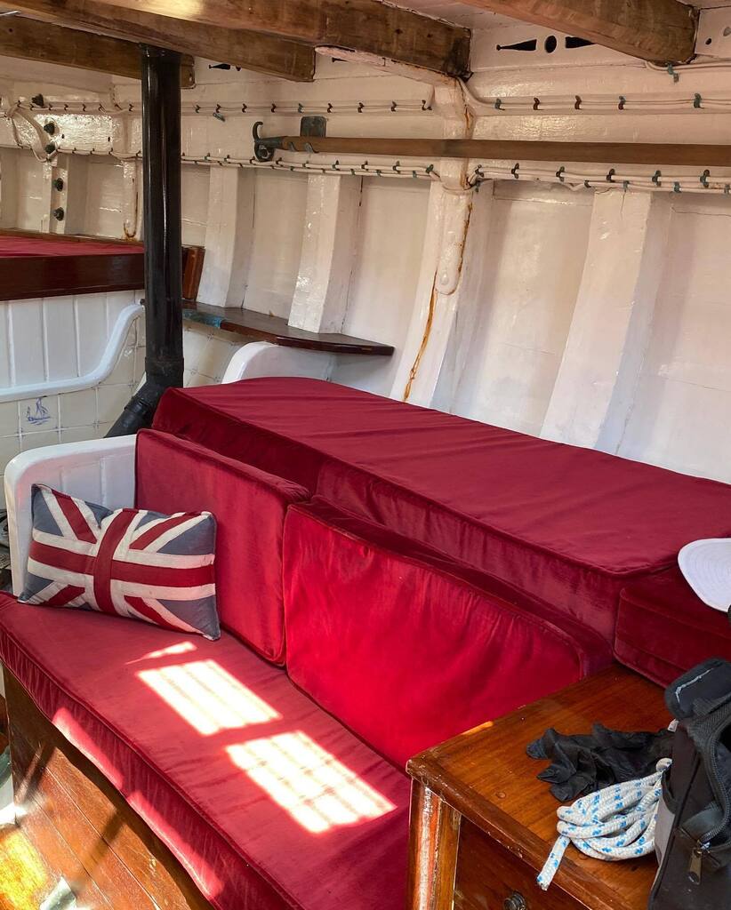 Saunterer1900's tweet photo. … more appreciation of the accommodation below…. #saunterer #captainoates #gilbertwhiteshouse #theoatescollection #classicboat #classicyacht #woodenboat #sauntererimages2022 #woodenboats #BRWBA #bucklershard #beaulieuriver @beaulieuriver @rsyc_gins https://t.co/wkIU1fmPr9 https://t.co/vWreoPO8XA