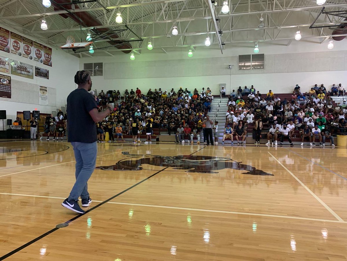 NadariusClarkVA's tweet photo. Felt so lucky for the opportunity to introduce myself at the Old School Classic Basketball Exhibition in Suffolk at Kingโs Fork High school!
What an amazing event for the community to come together.
.
#delegateclark #clarkfordelegate #kingsfork #kingsforkhigh https://t.co/CUwADexPFD