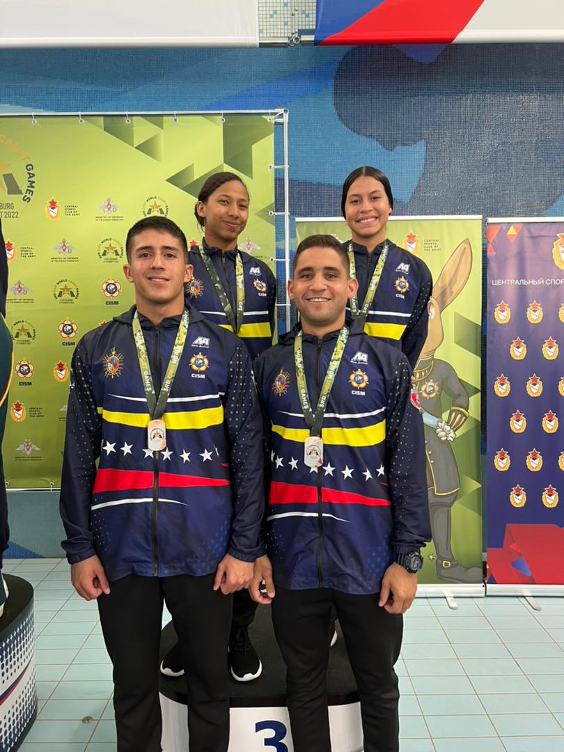 vladimirpadrino's tweet image. Felicito al Alférez Mayor Julio Marín, al Primer Brigadier Iván Reyes y a las Cadetes Liusdelys López y Antonela Castillo quienes alcanzaron el tercer lugar en el Relevo 4x100 Libre Mixto del atletismo en San Petersburgo. ¡Qué sigan los triunfos!