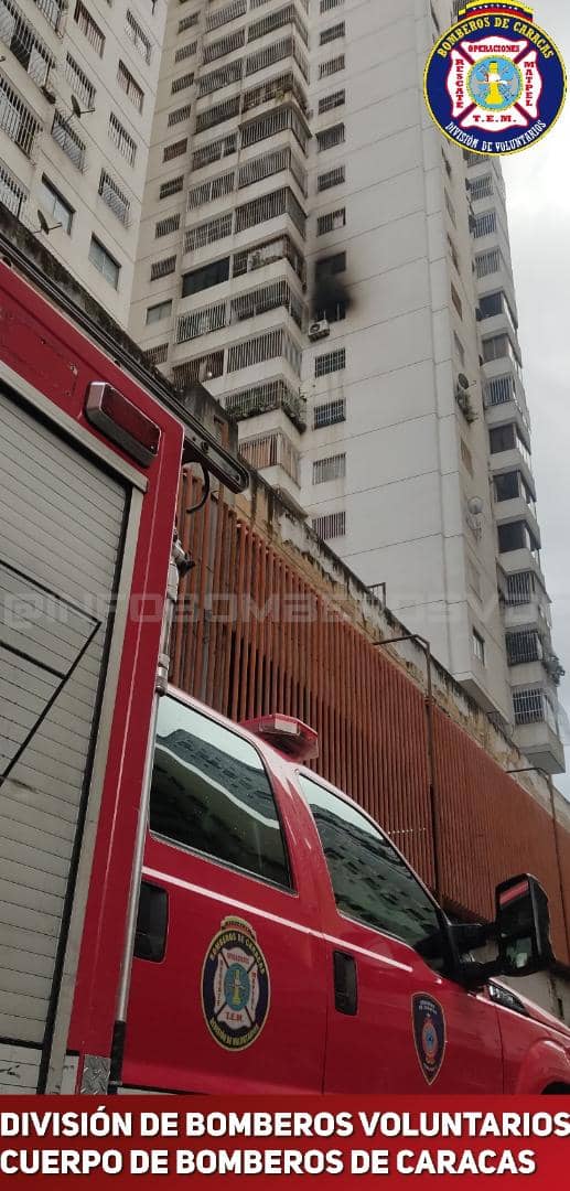 infobomberosvdc's tweet photo. #LOULTIMO|📌 Fue sofocado incendio en un apartamento ubicado en las residencias de Parque Caracas en La Candelaria con la presencia del Inspector General @creandojr @PalaciosPablo4 @josemon15372787 @bomberos_dc @DelmiroDeBarrio @FMCENTER @noticierovv @Canal_Televen @RCamachoVzla https://t.co/Ly7ai9o6bn