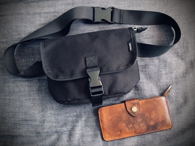 昨日友人から頂いためちゃかわバッグ。長財布が入るぐらいのサイズって良い。 