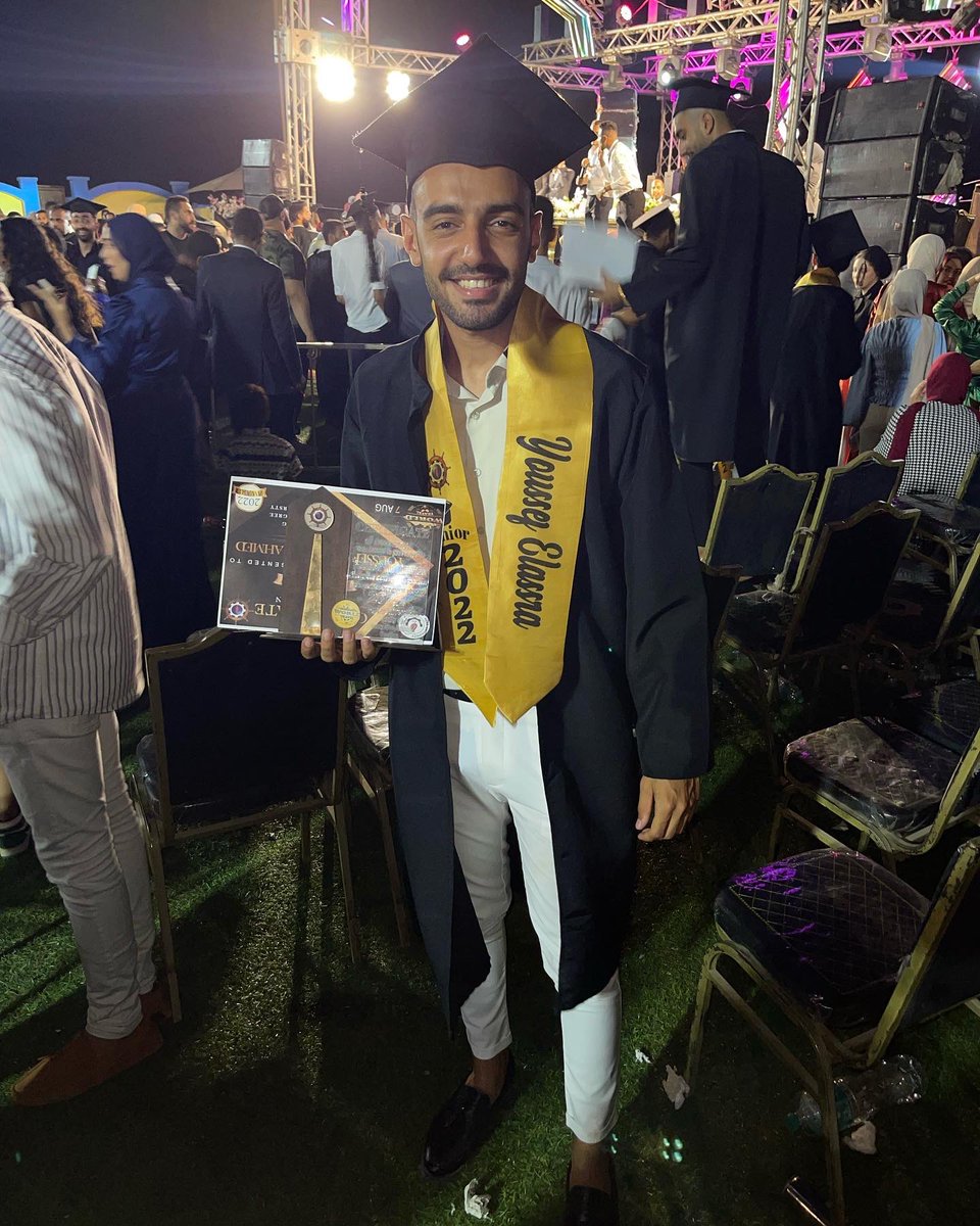 youssef_3asra's tweet photo. Finally I graduated 👨🏻‍🎓♥️ https://t.co/p0G0AAbEY8