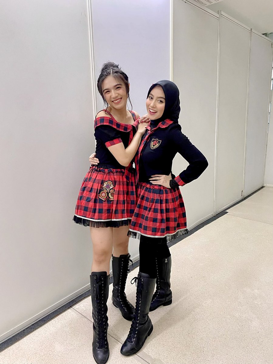 Happy graduation <a href="/gabyJKT48/">meng</a> tetep jd Gaby yg gue kenal ya alhamdulillah kmrn pas konser kaki gue ga kena injek lg wkwkw apapun impian lo kedepan nya semoga semua nya tercapai ya Gab satu per satu. Love u🤍 
#TerimaKasihGaby #JKT4810thAnniversaryConcert