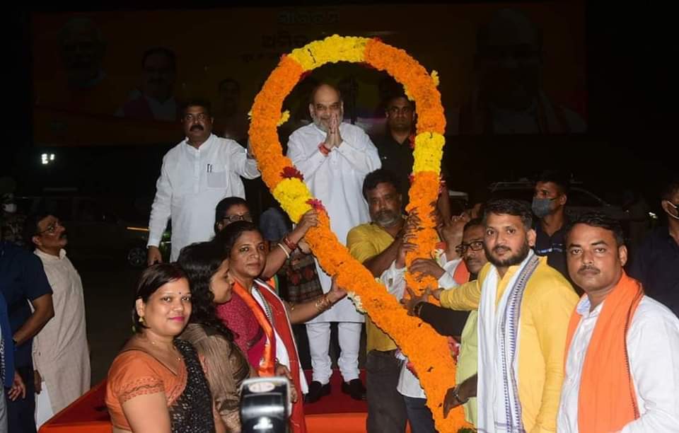 BKDalabehera's tweet photo. #ଭୁବନେଶ୍ବରରେ_ପହଞ୍ଚିଲେ_ଅମିତ_ଶାହା 
ଭୁବନେଶ୍ବରରେ ପହଞ୍ଚିଲେ କେନ୍ଦ୍ର ଗୃହମନ୍ତ୍ରୀ ଅମିତ ଶାହା । ରାଜ୍ୟ ବିଜେପି ପକ୍ଷରୁ ଦିଆଗଲା ଭବ୍ୟ ସମ୍ବର୍ଦ୍ଧନା....। ଦେଖନ୍ତୁ ଦୃଶ୍ୟ...।
#AmitShah #Bhubaneswar #Arrived #Welcome #Odisha https://t.co/pl5JuUO9NF