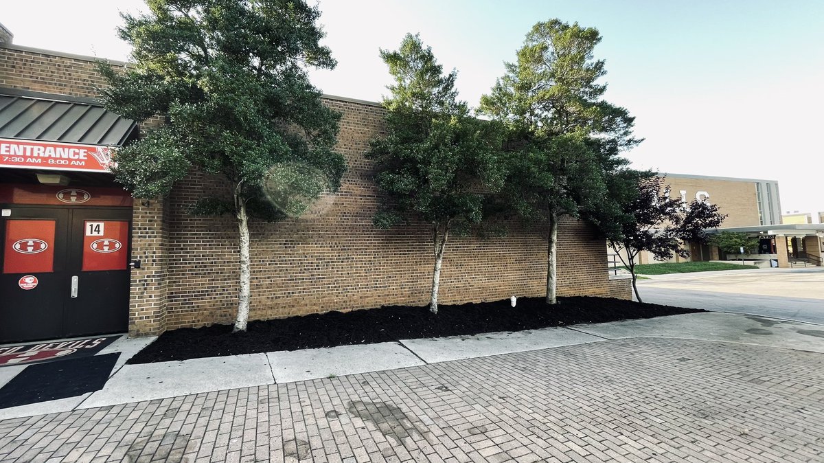 HallsMiddlePTA's tweet photo. We would like to give a huge shout-out to Southern Roots Lawn Care. They did a great job mulching around the school, and we truly appreciate all of their hard work! https://t.co/qukrsPnIWG