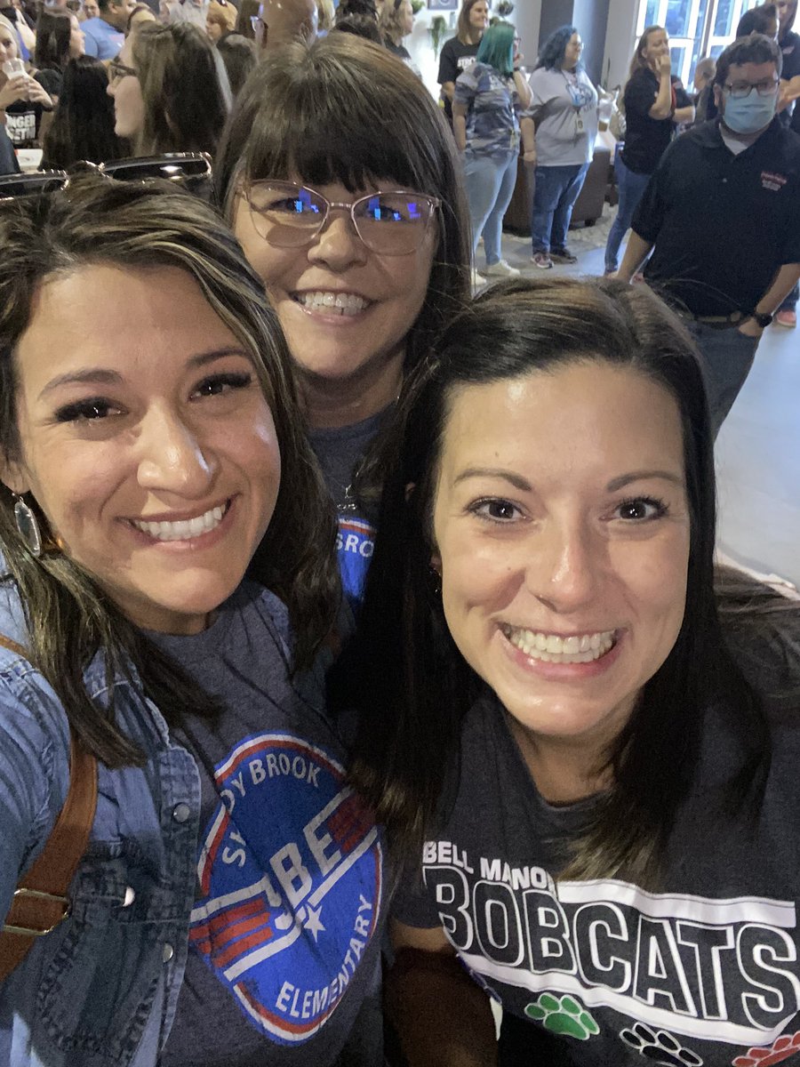 iTeachBC's tweet photo. Convocation was AMAZING! I loved getting to share it with junior high friends, my mom and my school family #hebisd #hebisdpeople #shetlandpride https://t.co/s6Ox2kueo4