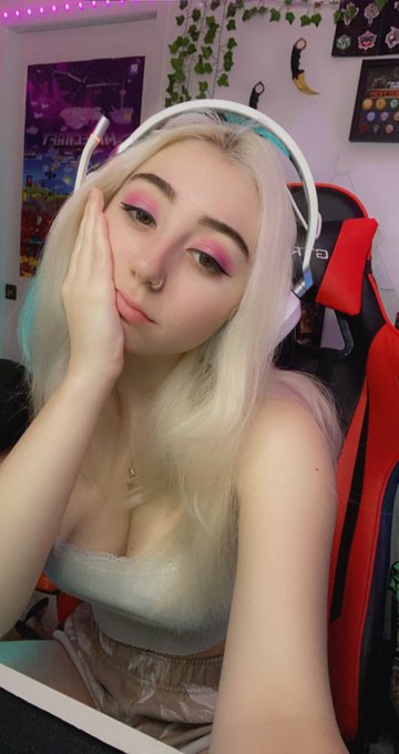 Hi hi :) https://t.co/gDvnwNtMXI https://t.co/zOp9GDaNhE<a href="/tag/twitch"class="tags"><span>#twitch</span></a><a href="/tag/twitchstreamer"class="tags"><span>#twitchstreamer</span></a><a href="/tag/smallstreamer"class="tags"><span>#smallstreamer</span></a>