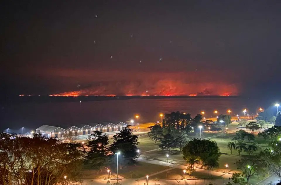 Rosario y otras zonas no sufren las consecuencias del “fuego en las islas” como si fuera un mero fenómeno climático e involuntario: sufrimos un ecocidio, porque se produce por actos deliberados, ilícitos y destructivos que producen un gravísimo daño ambiental y a la salud.