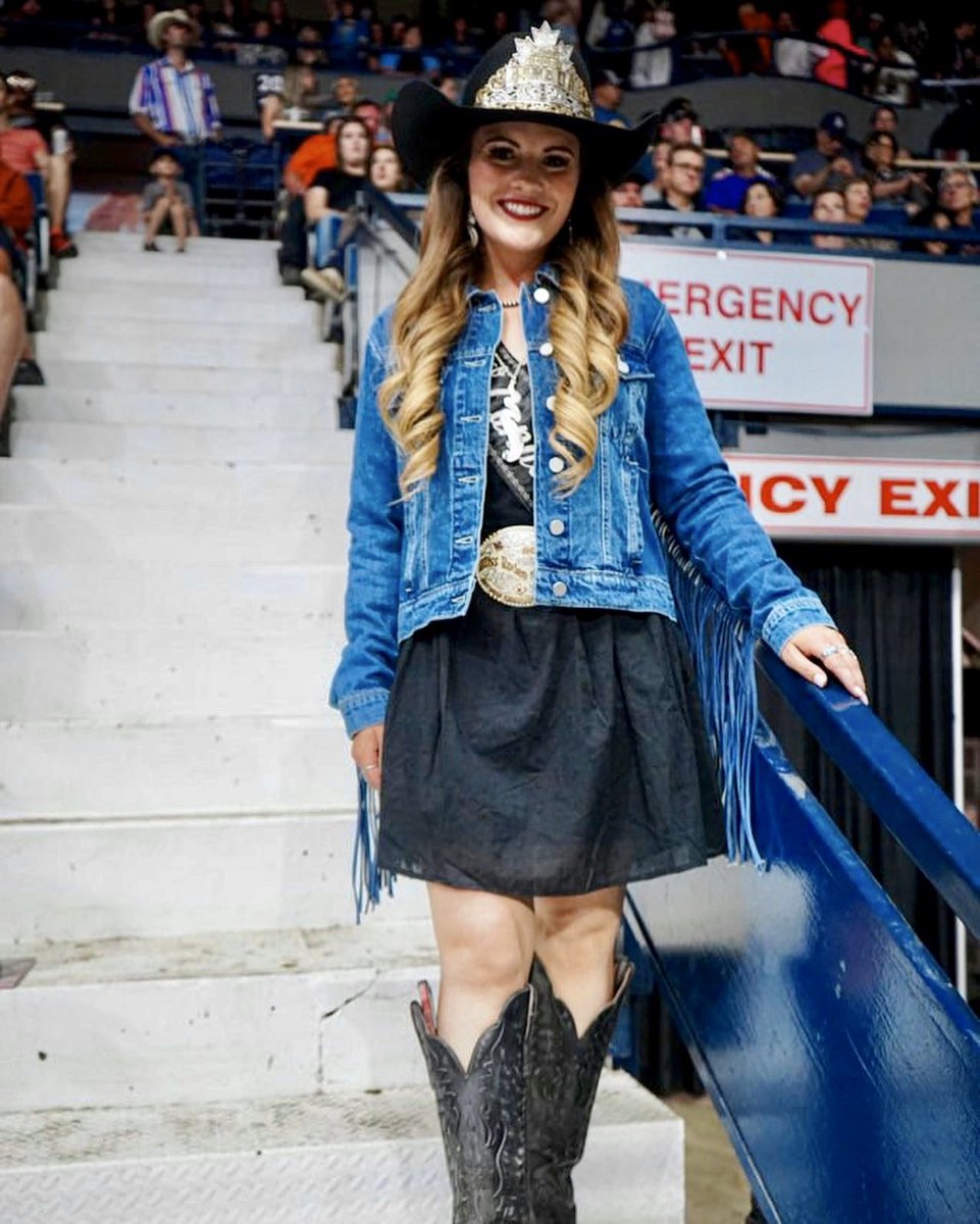Lammles's tweet photo. Fit for a Queen.
We had the pleasure of outfitting @missrodeocanada Jayden Calvert for the Pile Oβ Bones Rodeo in Regina. Thank you Jayden and to everyone who came out!
#qcx2022 #westernwear #yqr #c5rodeo
π·: Alicia Erickson https://t.co/l5n1FWsJFM