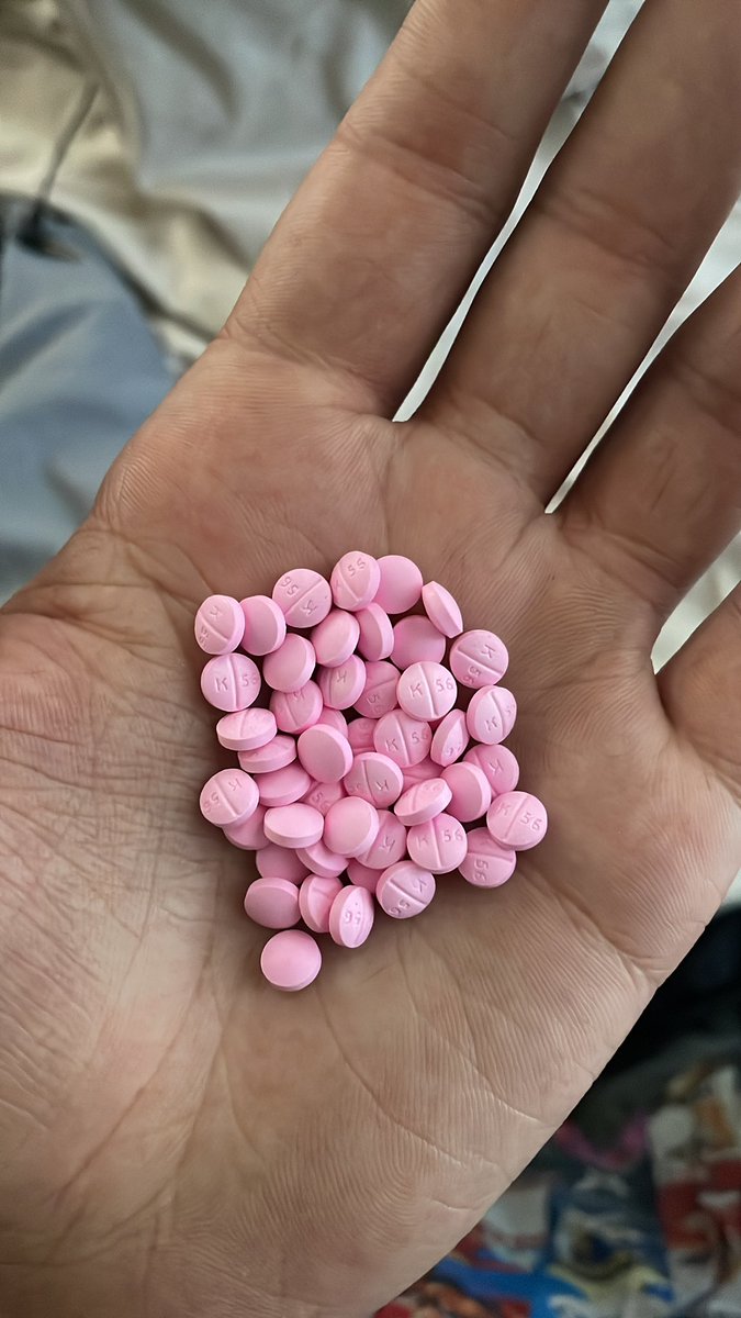 hellaperx's tweet image. I wonder why your love is so toxic?💕