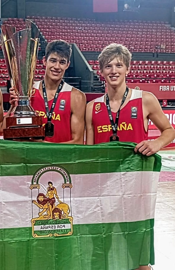 ENHORABUENA a <a href="/luisgarciapz_/">Luis García</a> y @Dgomezz6, campeones de Europa U18 <a href="/FIBA/">FIBA Basketball</a>. Sois un auténtico orgullo para la afición <a href="/SevillaFaB/">FAB Sevilla</a>. Que alegría para mí haberos visto crecer en <a href="/CBQalat/">Club Baloncesto Qalat</a> y <a href="/RealBetisBasket/">Real Betis Baloncesto</a> como deportistas y como grandes personas. Os deseo lo mejor en el futuro.