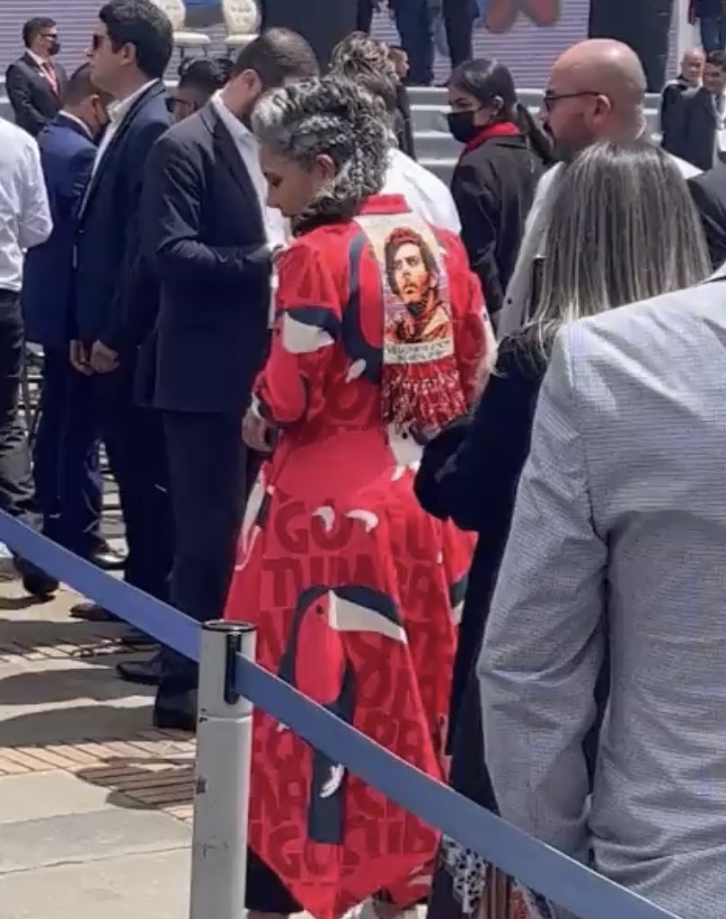 ComisariaModa's tweet photo. En un momento histórico como el que vivimos, una mujer poderosa como @PizarroMariaJo puso un altísimo punto de emotividad, memoria y dignidad. https://t.co/MEfON07LTl