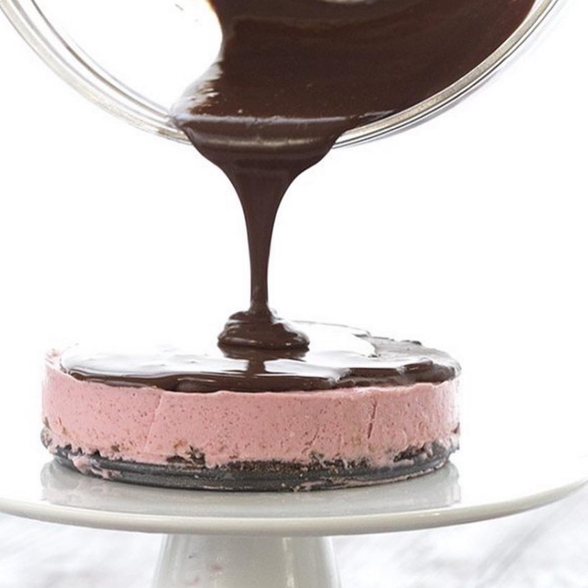 EdgeChocolate's tweet photo. Chocolate Strawberry Cheesecake recipe for Edge Chocolate inspiration🍫🍓

#edgechocolate #lowcarbfood #ketodessert #lowcarbchocolate #ketochocolate https://t.co/C1BFoOd2p3
