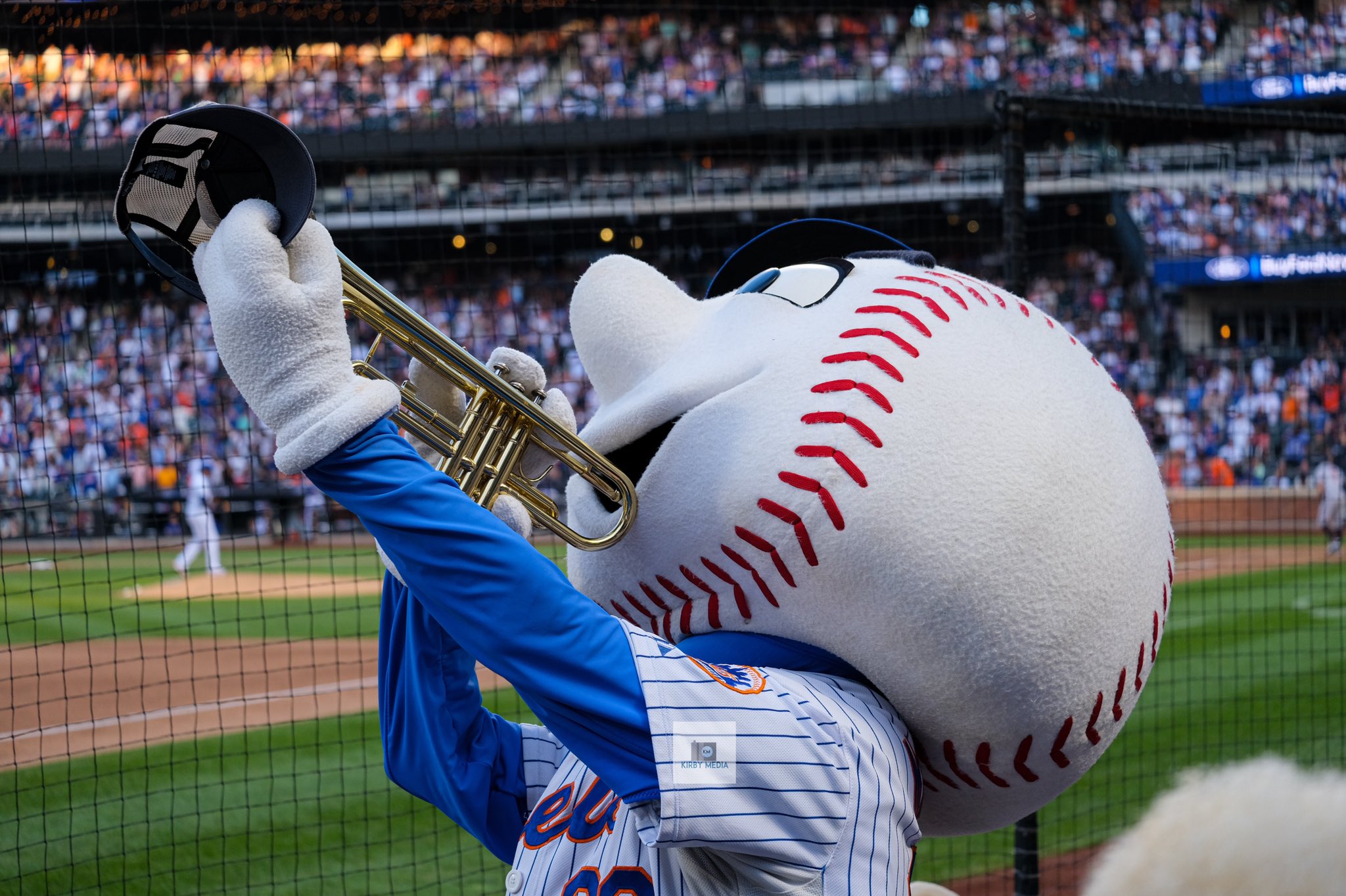 Ashley on X: Best photo of the day I took: Mr Met blowing the Diaz trumpet  into a Braves hat😂 #LGM  / X
