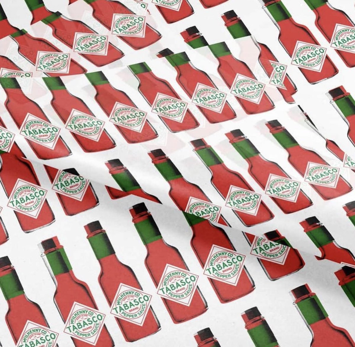 brandiosas's tweet photo. Mrs&amp;Mr presentó el nuevo programa de branding para la Salsa Tabasco. Este comprende una nueva tipografía ex profesa, paleta de colores, gráficos auxiliares, recursos fotográficos y eslogan. La marca ahora posee una comunicación moderna y unificada, en impresos y redes sociales. https://t.co/nOafjkWjod
