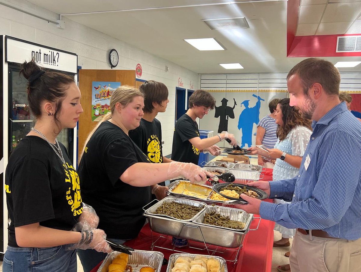 Forrest_Rockets's tweet photo. Shout out to the HS Beta Club for helping with the Alumni Dinner last night! 💙🚀❤️ https://t.co/cQhBaOql1z