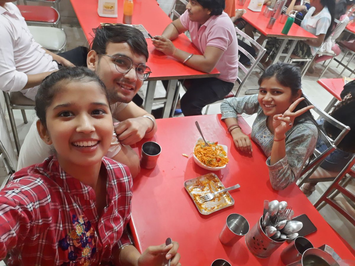 32Nisha's tweet photo. Happy friendship day ❤️🤍💕 #loveislandreunion #HappyFriendshipDay2022 #Badarnisha https://t.co/TVMCDVzZ0Y