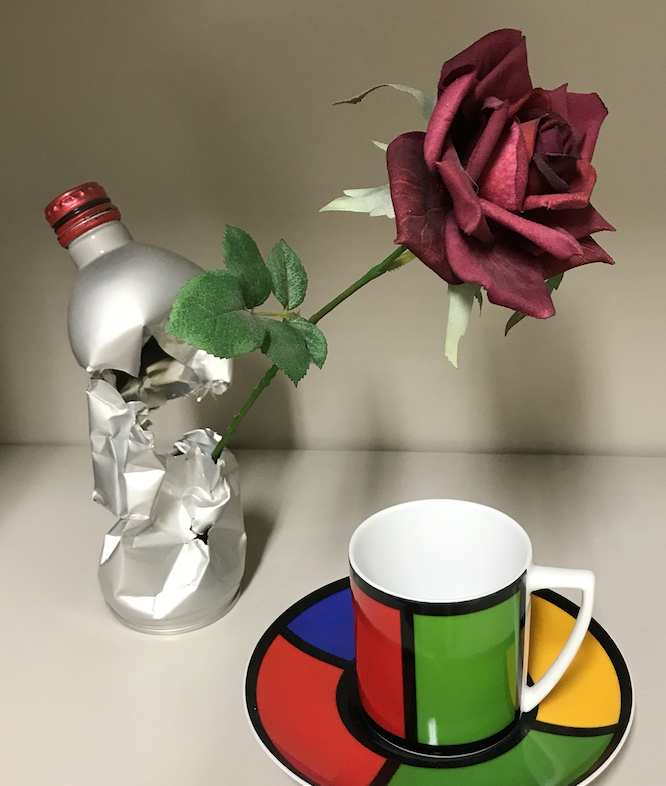 HiraokaYasushi's tweet photo. アイコンは私の造形作品で、裂けて歪んだアルミ缶にさしたバラの花。歪んだアルミ缶だけでは自立せず、バラの花をある角度でさした時だけバランスが取れる。内面の不安に打ち克って、微妙なバランスで輝くものが、はらわたを裂いて現われる。概念を創出する苦悩を表現した。
「苦悩のなかに咲くバラ」 https://t.co/f1U4Vq8iNl