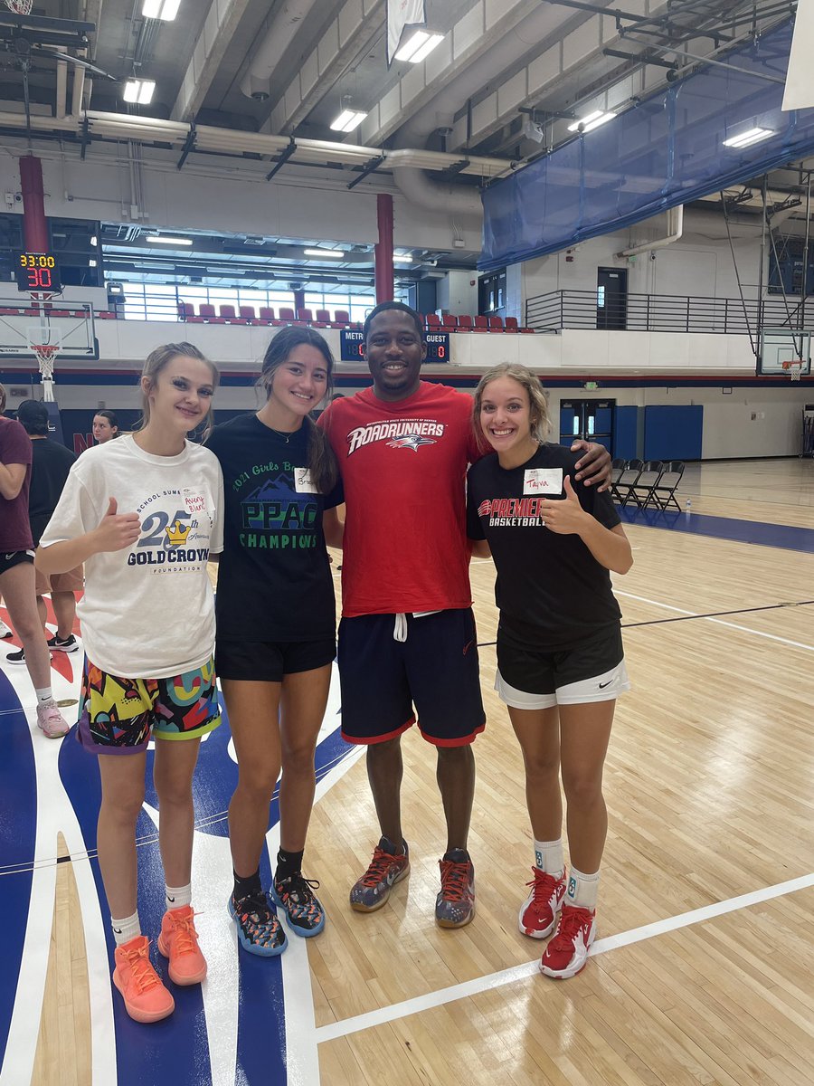 m_jones17's tweet photo. Thank you to @MSUDenverWBB for hosting some of my ladies at their elite camp! Thank you @CoachPJ10 for giving my ladies an opportunity! @DohertyWBB #TheCulture https://t.co/mN7SAIXj2e
