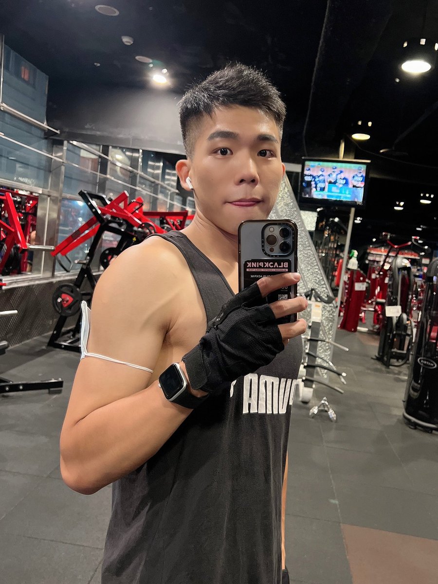 seanxiang_'s tweet photo. 天生細手臂真的好吃虧，想趕快練粗，
對粗手臂毫無抵抗力😮‍💨 https://t.co/XxbFcjBmGb